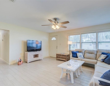 3200 W De Bazan Avenue - Photo Thumbnail 9