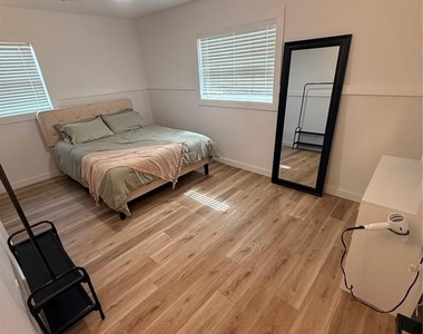 4227 Helena Street Ne - Photo Thumbnail 6