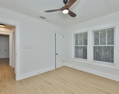 902 W Columbus Drive - Photo Thumbnail 2