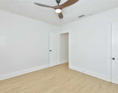 902 W Columbus Drive - Photo Thumbnail 1