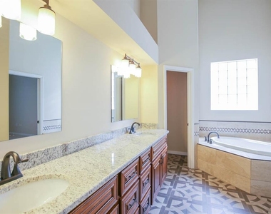 9214 Sunnyoak Drive - Photo Thumbnail 13