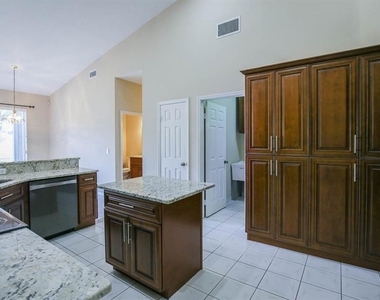 9214 Sunnyoak Drive - Photo Thumbnail 5