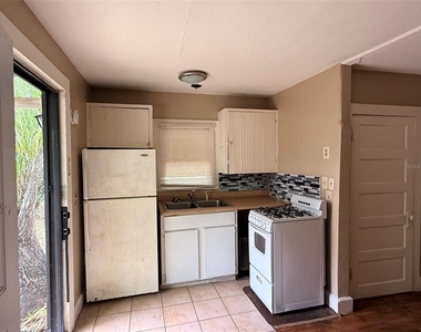 1648 27th Avenue N - Photo Thumbnail 4