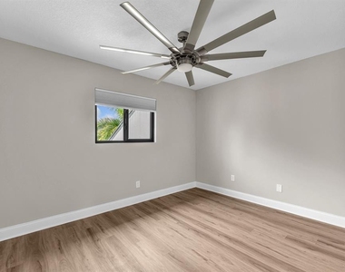 821 Bahia Del Sol Drive - Photo Thumbnail 13