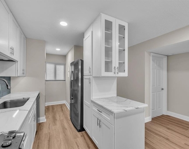 821 Bahia Del Sol Drive - Photo Thumbnail 8