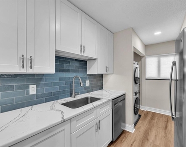 821 Bahia Del Sol Drive - Photo Thumbnail 6