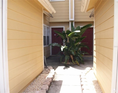 511 Coconut Palm Way - Photo Thumbnail 2
