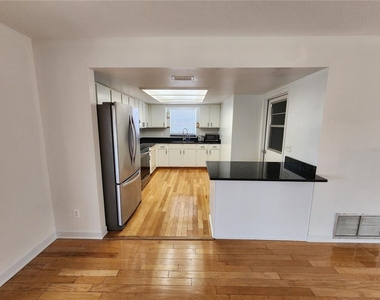 2827 Royal Palm Drive - Photo Thumbnail 7