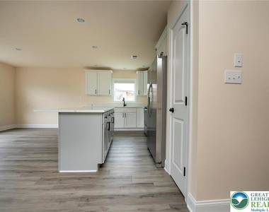 160 William Street - Photo Thumbnail 5