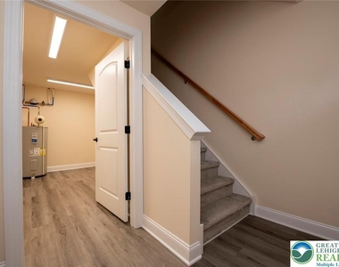 160 William Street - Photo Thumbnail 3