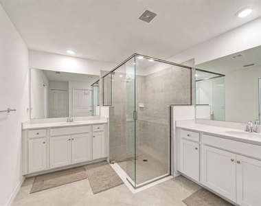 5687 N Honore Avenue - Photo Thumbnail 12