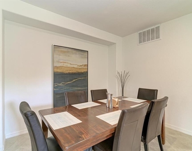 5687 N Honore Avenue - Photo Thumbnail 7