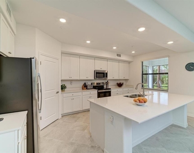5687 N Honore Avenue - Photo Thumbnail 8