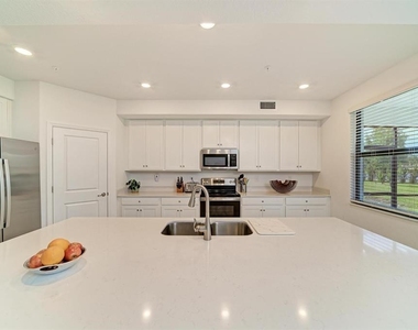 5687 N Honore Avenue - Photo Thumbnail 9