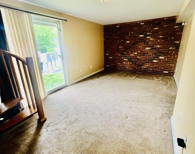 55 Mill Plain Road - Photo Thumbnail 6