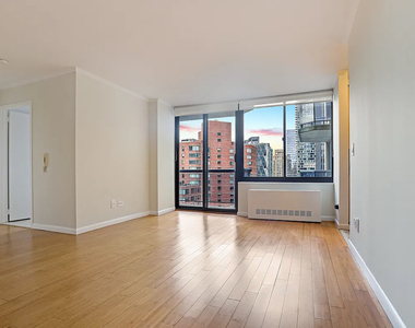 West 48th Street - Photo Thumbnail 2
