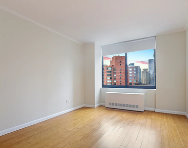 West 48th Street - Photo Thumbnail 3