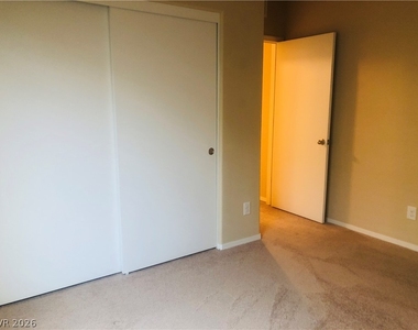 5827 Corbin Avenue - Photo Thumbnail 12