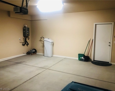 5827 Corbin Avenue - Photo Thumbnail 15
