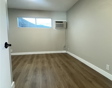 239 W Philadelphia Avenue - Photo Thumbnail 5
