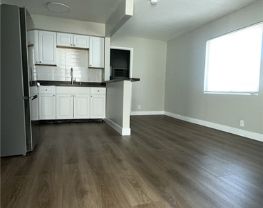 239 W Philadelphia Avenue - Photo Thumbnail 3