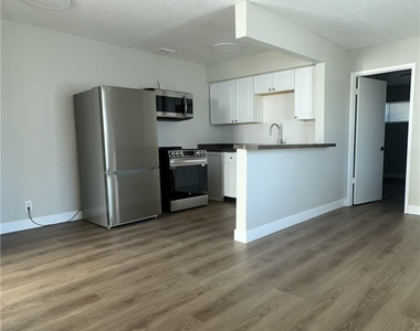239 W Philadelphia Avenue - Photo Thumbnail 4