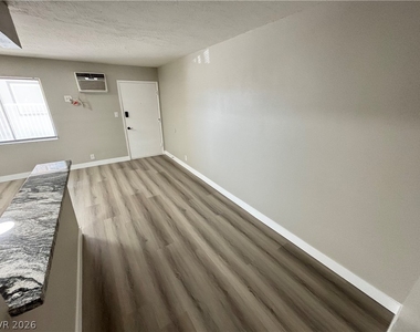 239 W Philadelphia Avenue - Photo Thumbnail 9
