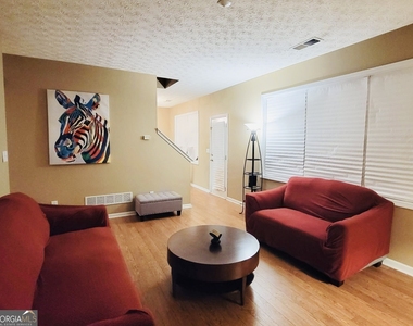 6904 Silver Bend Place - Photo Thumbnail 2