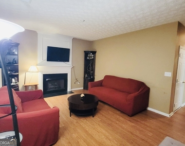 6904 Silver Bend Place - Photo Thumbnail 3