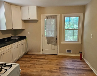 488 Pomona Circle Sw - Photo Thumbnail 4