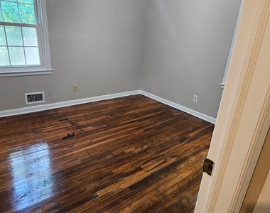 488 Pomona Circle Sw - Photo Thumbnail 3