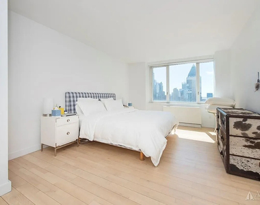 322 West 57th Street - Photo Thumbnail 4