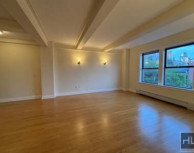 West 79 Street - Photo Thumbnail 5