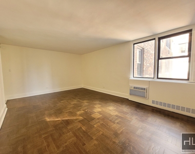 East 79th Street - Photo Thumbnail 6