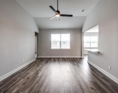 925 Emerson Drive - Photo Thumbnail 3