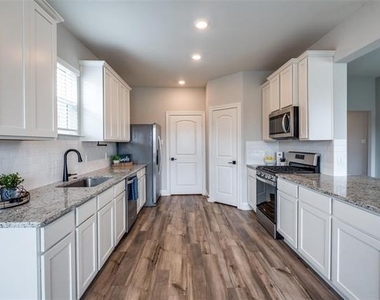 925 Emerson Drive - Photo Thumbnail 5