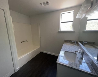 361 College Drive - Photo Thumbnail 8