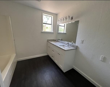 361 College Drive - Photo Thumbnail 9