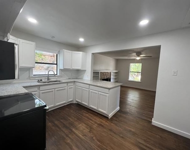 361 College Drive - Photo Thumbnail 4