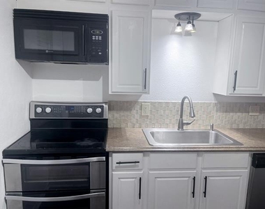 1805 Bristol Cove - Photo Thumbnail 5