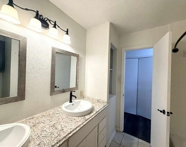 1805 Bristol Cove - Photo Thumbnail 3