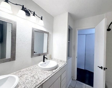 1805 Bristol Cove - Photo Thumbnail 13