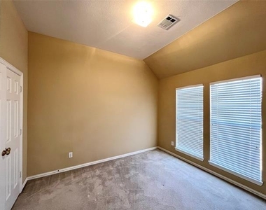 525 Salisbury Drive - Photo Thumbnail 33