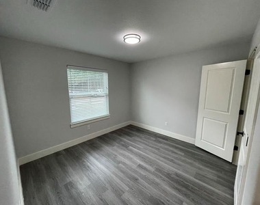 608 E 3rd Street - Photo Thumbnail 7