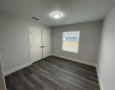 608 E 3rd Street - Photo Thumbnail 5