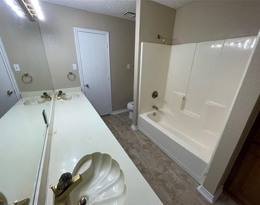 407 Hillcroft Circle - Photo Thumbnail 8