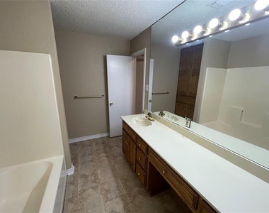 407 Hillcroft Circle - Photo Thumbnail 9
