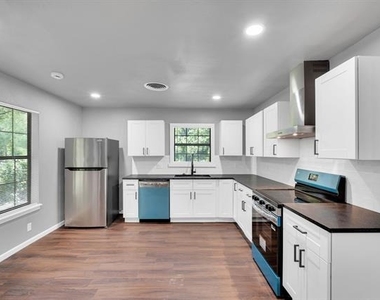 772 Fernwood Street - Photo Thumbnail 3