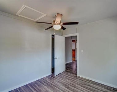 1006 E Dodge Street - Photo Thumbnail 8