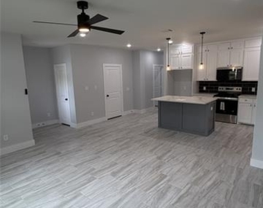 1005 Grandbury Street - Photo Thumbnail 13